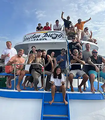 group photo on the Dolpin Queen
